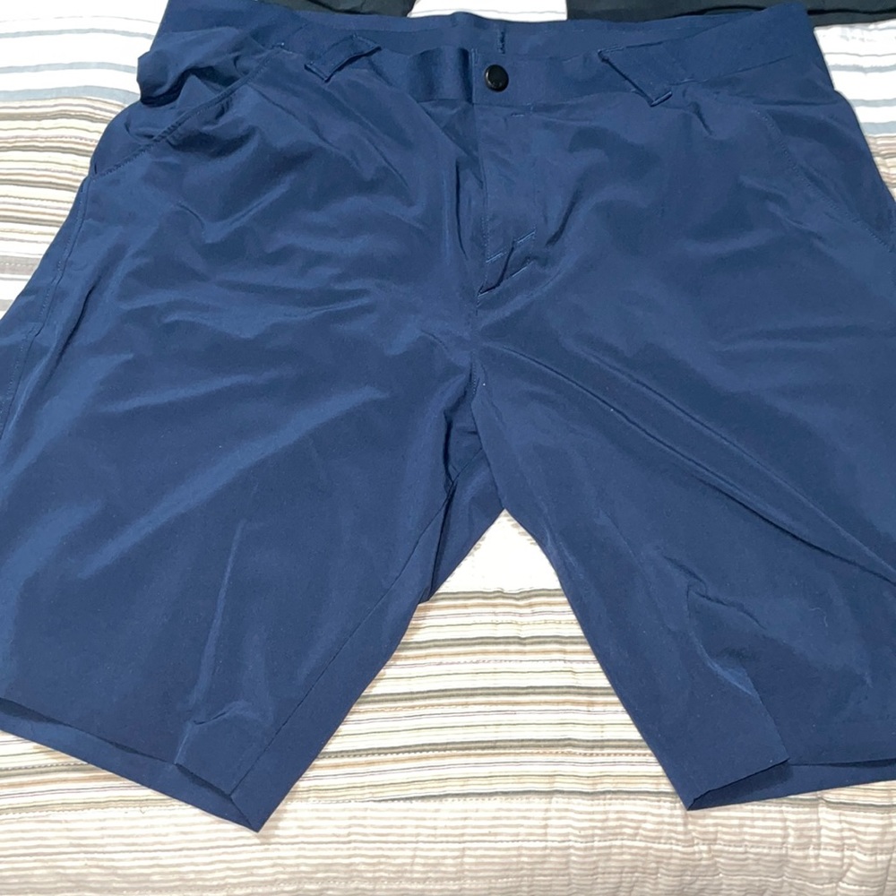 2 pair Oakley Mens size 38 golf shorts black and navy barely worn